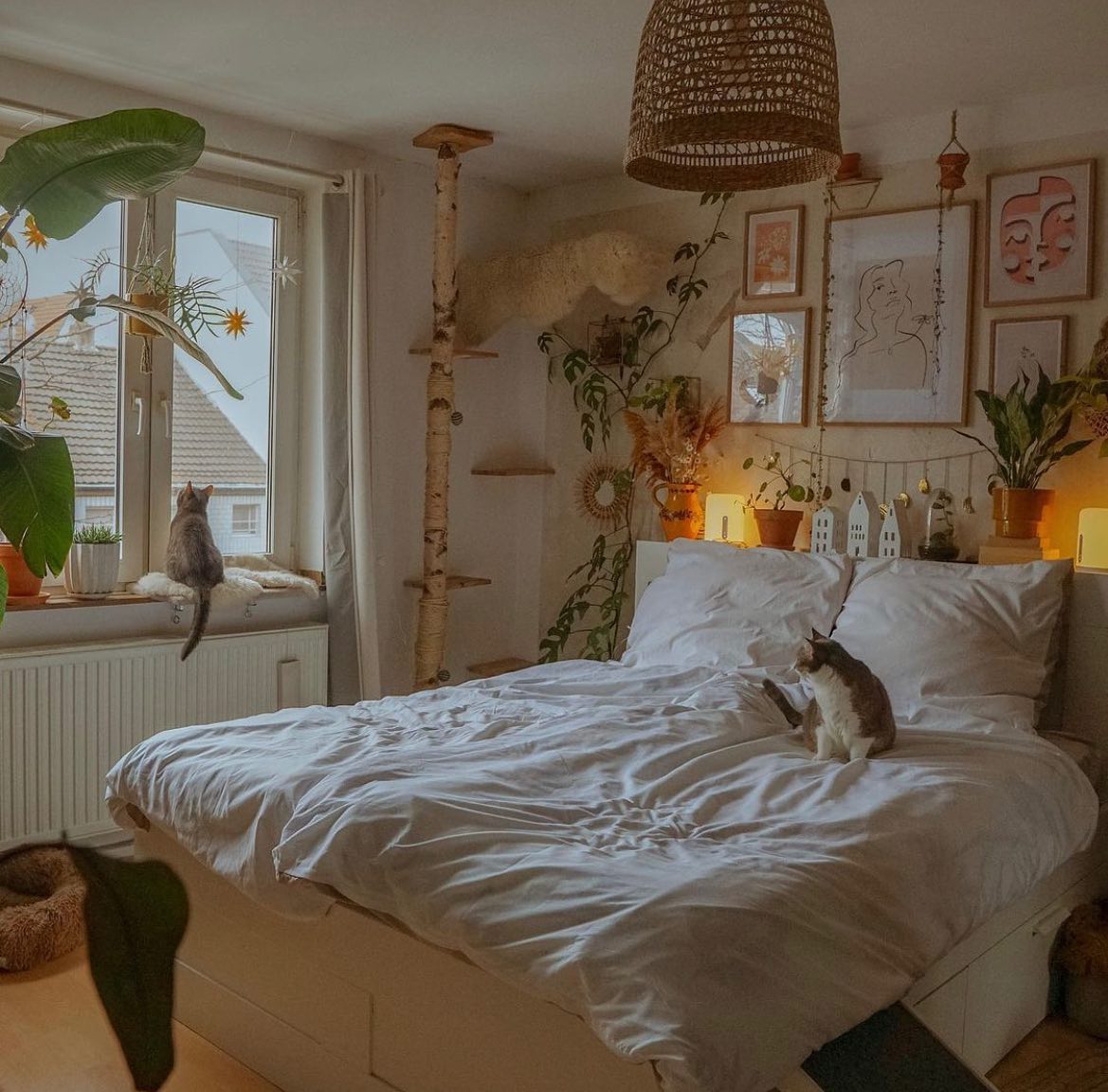 With everything from cozy comforters to bed pillows, Warmkissšis a great online bedding source. ā ā Whether youāre always freezingāļø at night or tend to run hotāļø, you can find the ideal bedding for you.
